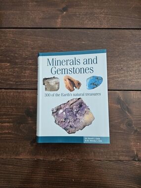 Minerals and Gemstones: 300 of The Earth's Natural Treasures by David Cook & Wen